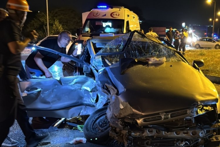 Bolu'da iki otomobilin &ccedil;arpıştığı kazada 2'si ağır 4 kişi yaralandı