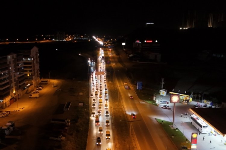 Tatilciler erken d&ouml;n&uuml;şe ge&ccedil;ti: 43 ilin ge&ccedil;iş g&uuml;zergahında trafik yoğunluğu