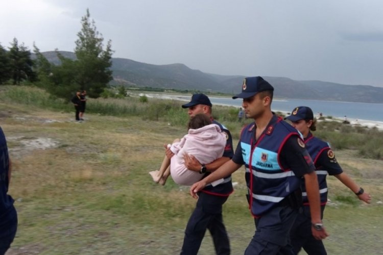 Burdur'da Salda G&ouml;l&uuml;'nde kız &ccedil;ocuğu g&ouml;l&uuml;n ortasında mahsur kaldı