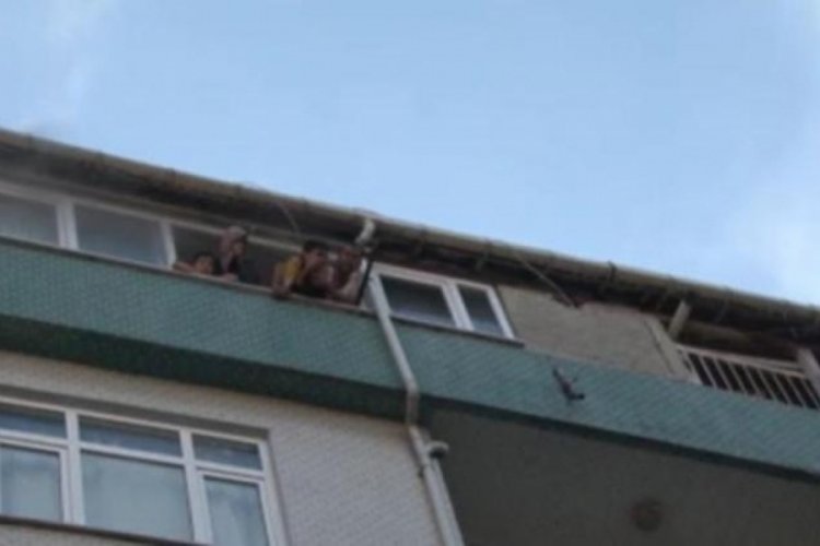 İstanbul'da korkutan yangın! Pencerede kurtarılmayı beklediler