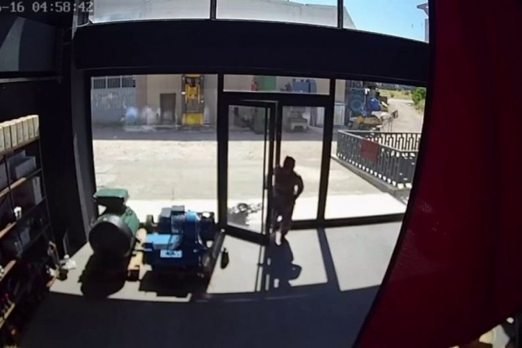 Bursa'da d&uuml;kkandan kablo &ccedil;alan hırsızlar g&uuml;venlik kamerasına yansıdı