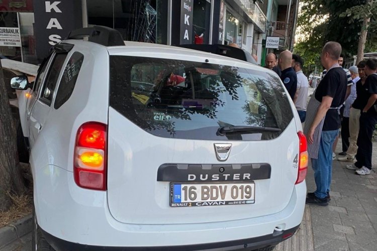 Bursa'da kontrolden &ccedil;ıkan ara&ccedil; kasap d&uuml;kkanına girdi