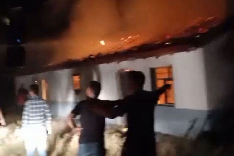 Afyonkarahisar'da besihaneye yıldırım d&uuml;şt&uuml; 5 kişi hastanelik oldu