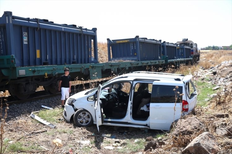Diyarbakır'da y&uuml;k treninin hafif ticari araca &ccedil;arptı