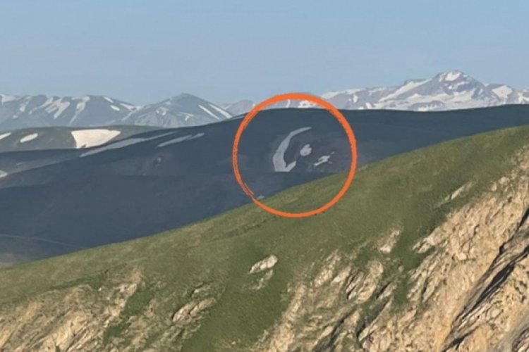 Hakkari'de cilo dağı'nda ay ve yıldız g&ouml;rseli renkli g&ouml;r&uuml;nt&uuml;lere sahne oldu