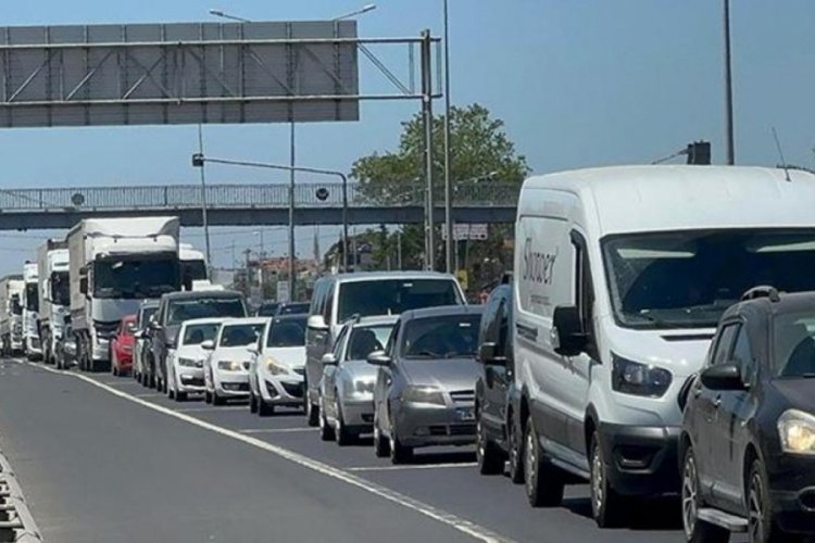 Tekirdağ'dan İstanbul y&ouml;n&uuml;ne ara&ccedil; yoğunluğu