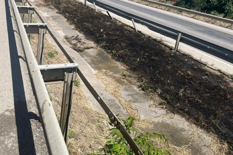 Bursa'da ara&ccedil;tan atılan sigara izmariti ana yol ortasındaki otları yaktı