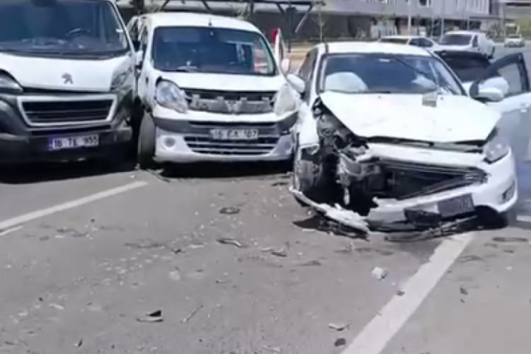 Bursa'da 3 ara&ccedil; feci şekilde &ccedil;arpıştı!