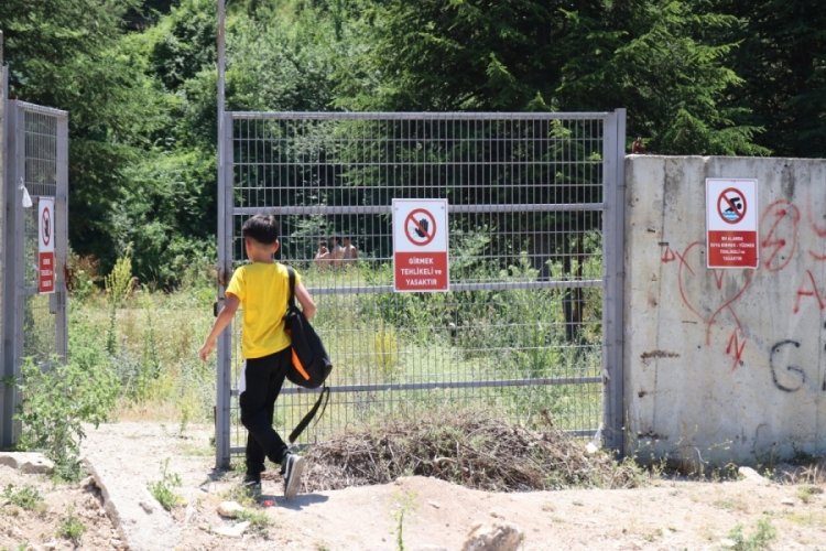 Bolu'da serinlemek i&ccedil;in y&uuml;ksek voltajlı suya girdiler!