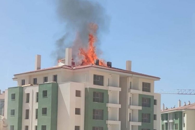 Adıyaman'da inşaat halindeki konutun &ccedil;atısında yangın &ccedil;ıktı