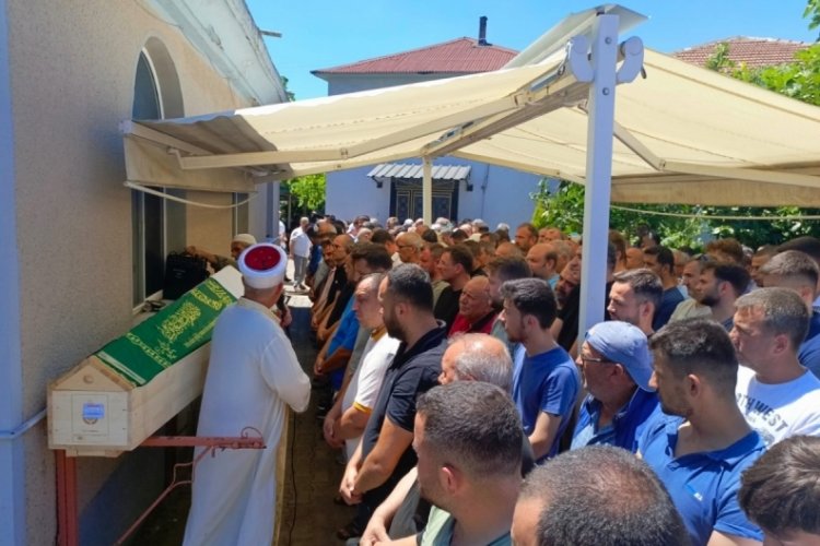 Bursa'da gen&ccedil; adamı son yolculuğuna y&uuml;zlerce kişi uğurladı!
