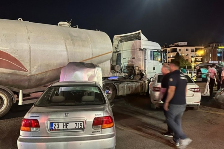 Elazığ'da tankerle iki ara&ccedil; &ccedil;arpıştı: İki yaralı&nbsp;
