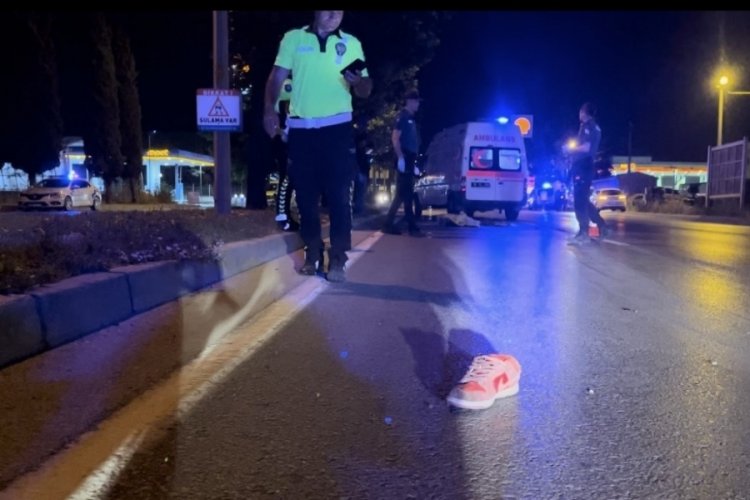 Bursa'da anayola &ccedil;ıkan yayaya otomobil &ccedil;arptı: 1 &ouml;l&uuml;