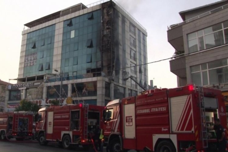 İstanbul'da iş merkezi alevlere teslim oldu