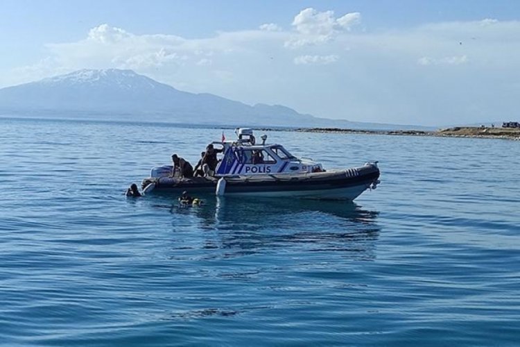 Van G&ouml;l&uuml;'nde akıntıya kapılan Ahmet, 'ROV' cihazı ile aranıyor