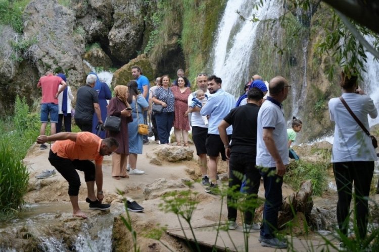 Erzincan'da sıcak bunalttı! Girlevik Şelalesi doğayla i&ccedil; i&ccedil;e serinletti
