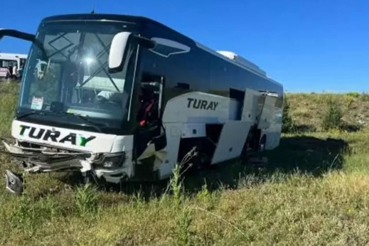 Sivas'ta yolcu otob&uuml;s&uuml; şarampole indi