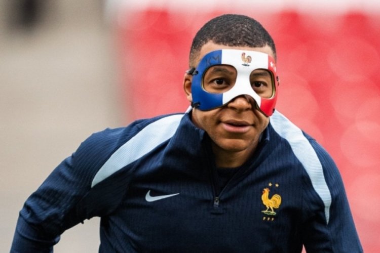 Mbappe'nin maskesi g&uuml;ndem oldu