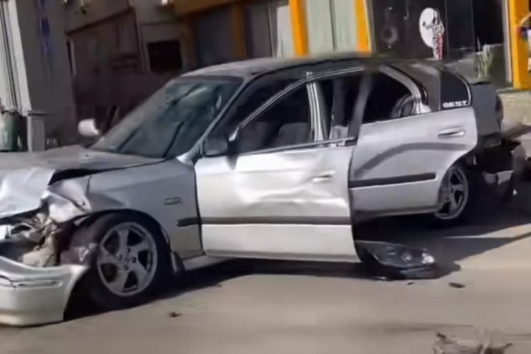 Bursa'da kaza 'geliyorum' dedi! Kaza yapan ara&ccedil; hurdaya d&ouml;nd&uuml;