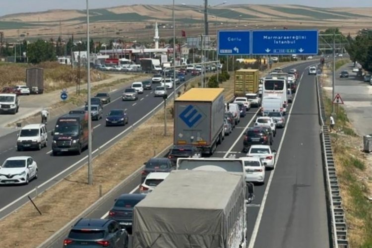Tatilciler d&ouml;n&uuml;yor! Trafik yoğunluğu devam ediyor