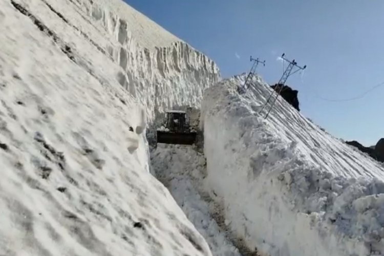 Hakk&acirc;ri'de 8 metrelik kar! Haziran ayında