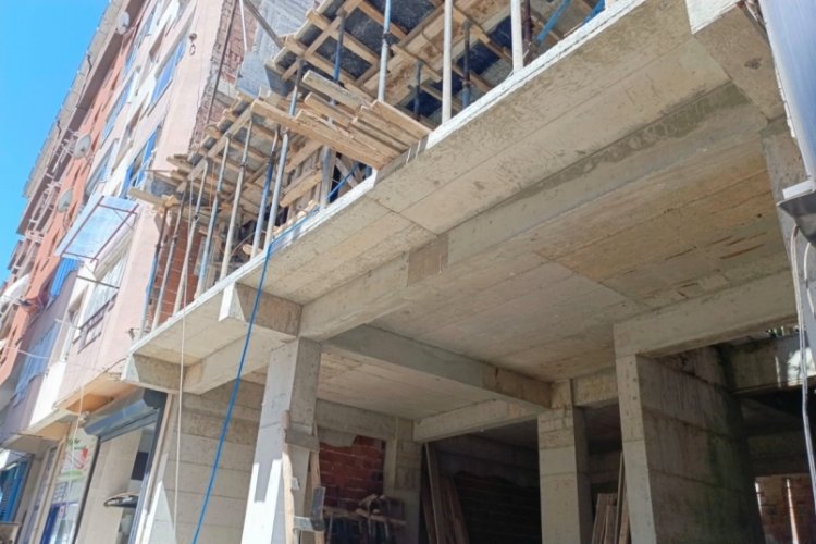 Bursa'da inşaatın yanındaki duvar yıkıldı: 1 yaralı&nbsp;