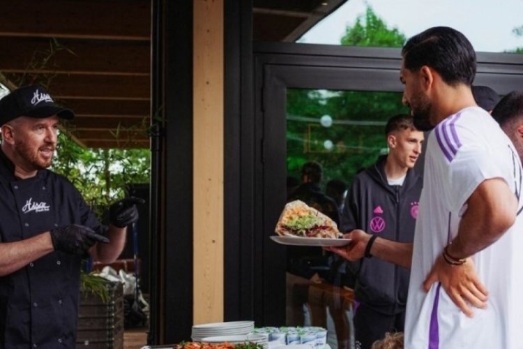Almanya Milli Takımı'na kampta d&ouml;ner ikram edildi