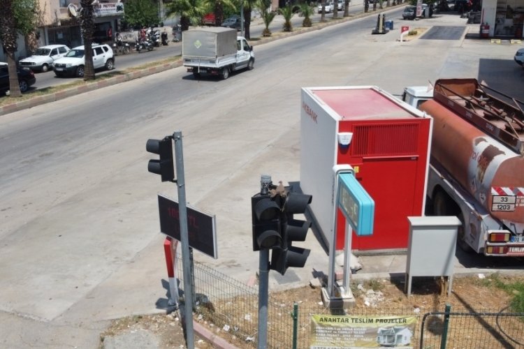 Adana'da  sıcakta kalan yavru kumruya! Anne y&uuml;reği dayanamadı
