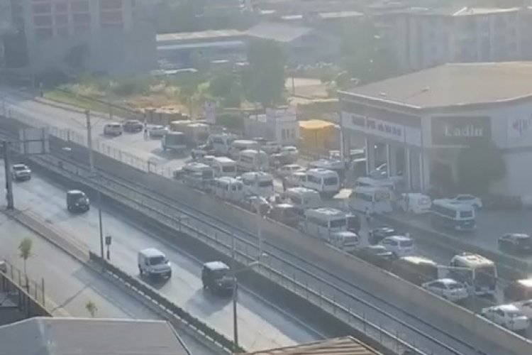Bursa'da d&uuml;ğ&uuml;n konvoyu yolu kapatarak trafiği kesti