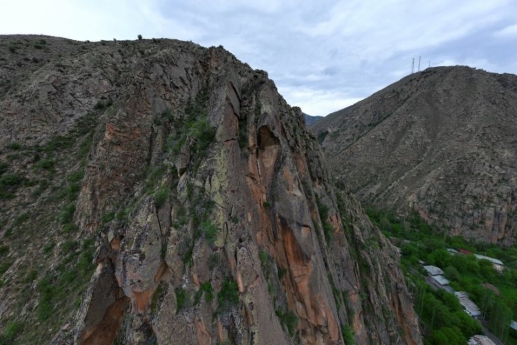 Erzurum'da kaya yüzeyindeki Atatürk silüeti görenleri şaşırtıyor