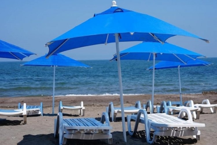 D&uuml;zce'de sahiller kum temizleme aracıyla temizlendi