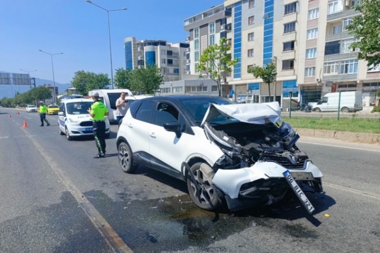 Bursa'da otomobil kamyona &ccedil;arptı, s&uuml;r&uuml;c&uuml; yara almadan kurtuldu