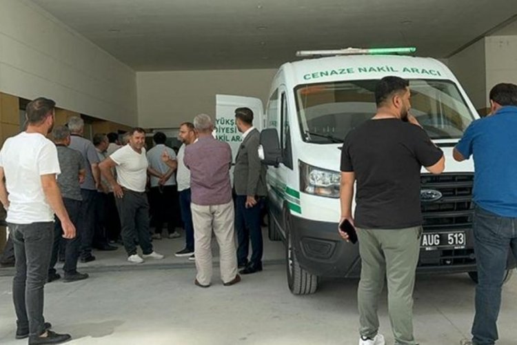 Konya'da hafif ticari ara&ccedil; yoldan &ccedil;ıkarak takla attı! 4 &ouml;l&uuml;, 2 yaralı