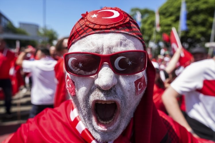 Türkiye-Portekiz maçı öncesinde Türk taraftarların stada yürüyüşü