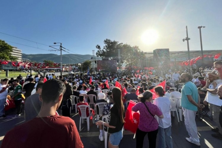 Bursa'da A Milli Futbol Takımı'nın ma&ccedil;ı a&ccedil;ık alanda dev ekranlarda izlendi