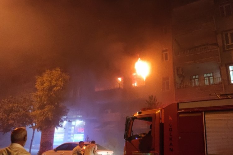 Şanlıurfa'da korkutan yangın: Binada mahsur kalanlar dama sığındı