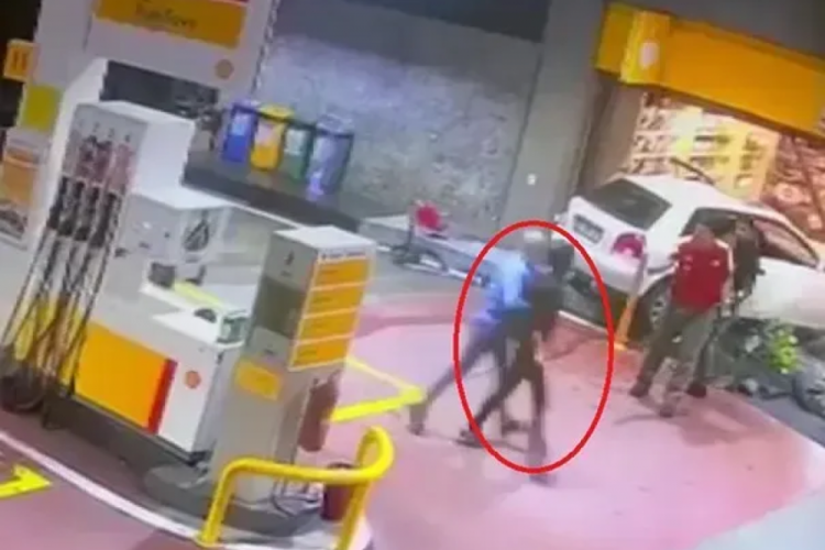 Kocaeli'de otomobil s&uuml;r&uuml;c&uuml;s&uuml;, motosikletliyi aracıyla ezmeye &ccedil;alışıp bı&ccedil;akla kovaladı