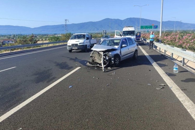 Bursa'da otobanda otomobil tır ile &ccedil;arpıştı! 2 kardeş yaralandı
