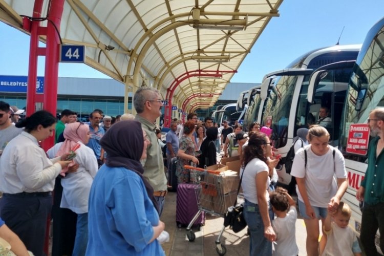 Bursa terminalde tatil mesaisi! Yoğunluk s&uuml;r&uuml;yor