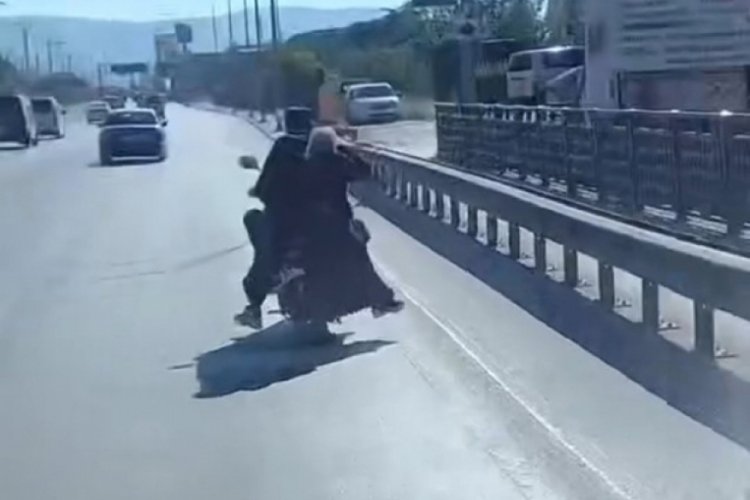 Bursa'da 5 kişilik bir ailenin motosiklette tehlikeli yolculuğu kamerada