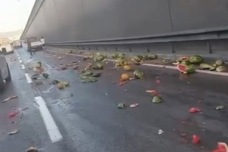 Bursa'da kamyonetten yola d&ouml;k&uuml;len karpuz ve kavunlar yolu kayak pistine &ccedil;evirdi