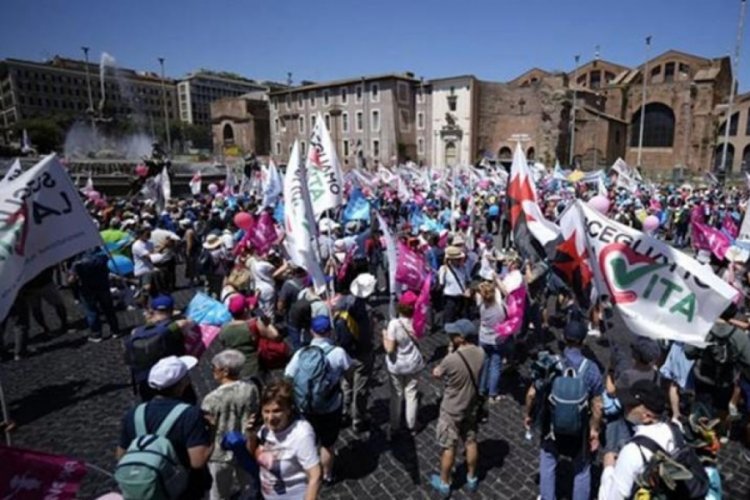 Roma'da 5.000 eylemci, kürtaj ve ötenazi karşıtı protesto düzenledi