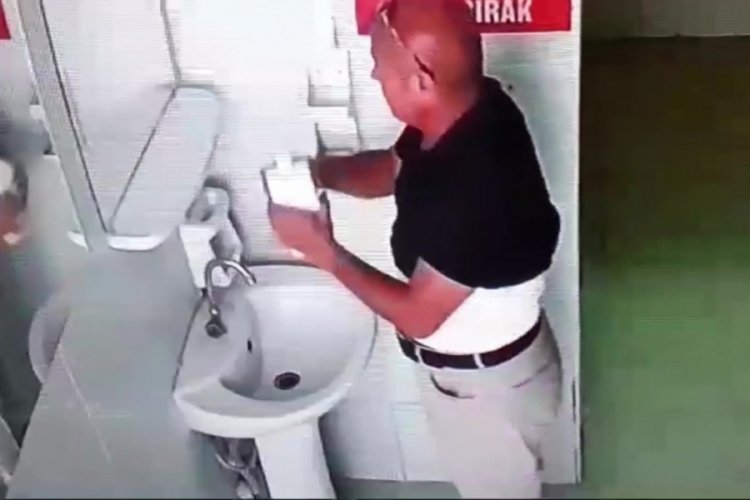 Amasya'da cami tuvaletinden sabunluk &ccedil;aldı! L&uuml;ks otomobiliyle b&ouml;lgeden uzaklaştı
