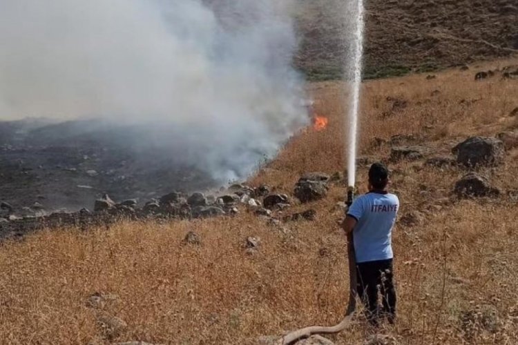 Şırnak'ta 7 k&ouml;ye sı&ccedil;rayan anız yangını kontrol altına alındı