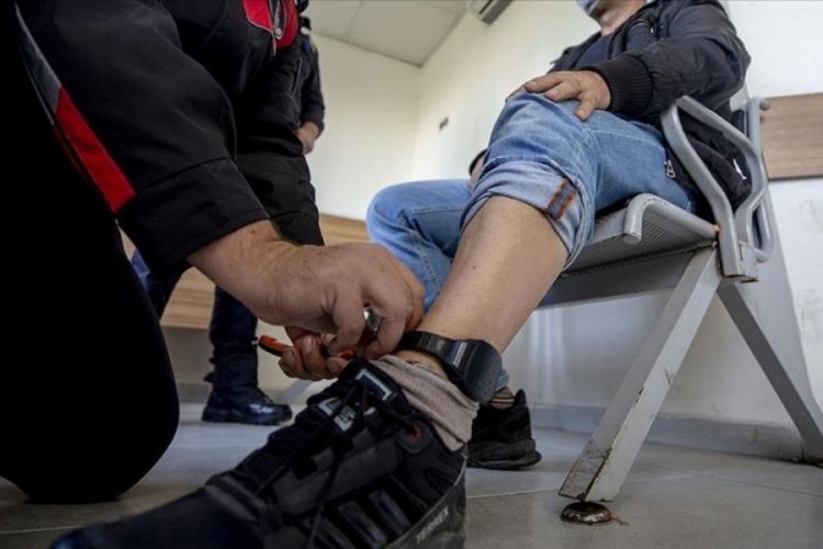 Bursa'da eşine şiddet davasında elektronik kelep&ccedil;e takılmıştı ihlalden tutuklandı