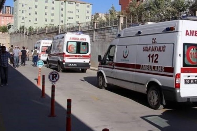Hastane &ouml;n&uuml;nde bı&ccedil;aklı kavga: 5 yaralı