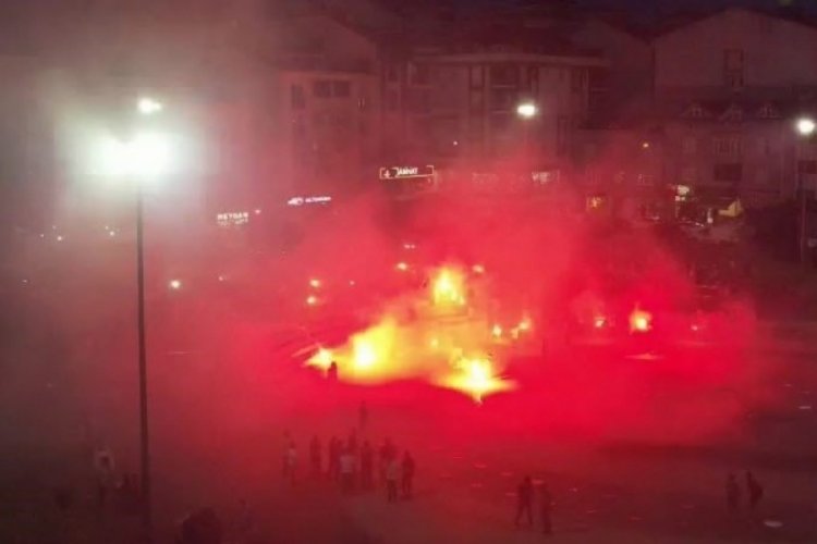 Taraftar grubu havai fişekli kutlama yaptı, ev ve ormanda yangın &ccedil;ıktı