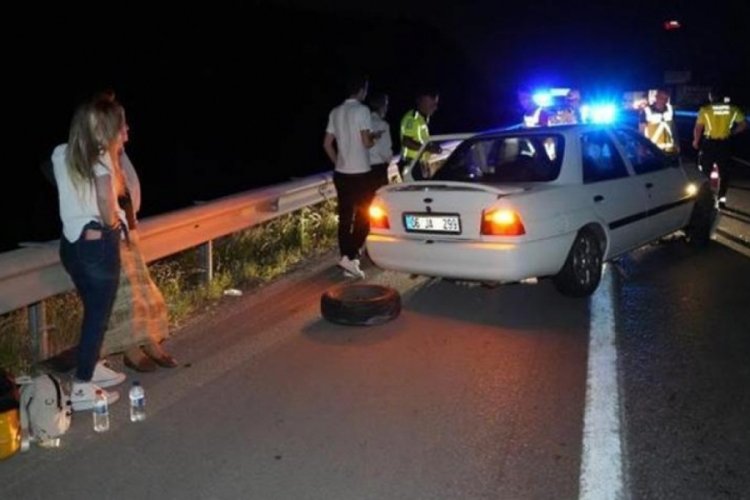 Tekeri kopan otomobil bariyere &ccedil;arptı