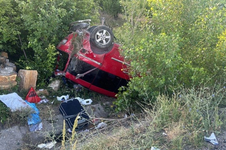 Sivas'ta kontrolden &ccedil;ıkan ara&ccedil; şarampole devrildi: 1'i ağır 6 yaralı