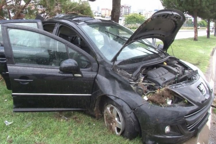 İstanbul Kartal'da kontrolden &ccedil;ıkan otomobil ref&uuml;je girdi: 3 yaralı